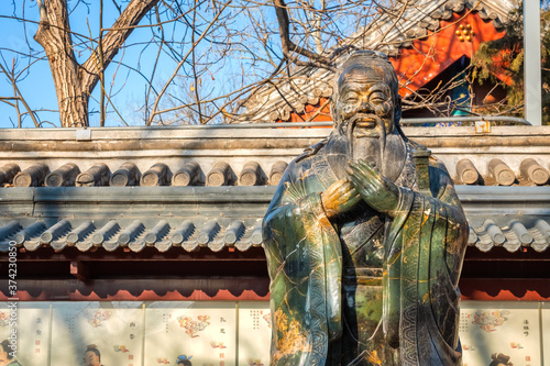 Фотография Statue of Confucius at the Temple of Confucius in Beijing, the second largest Co