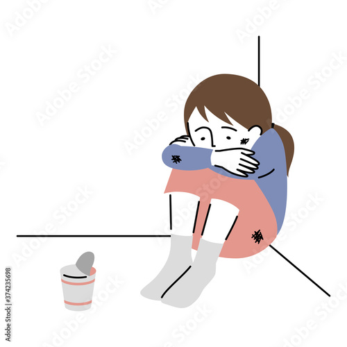 沈んだ表情で、部屋の隅にうずくまって座る少女