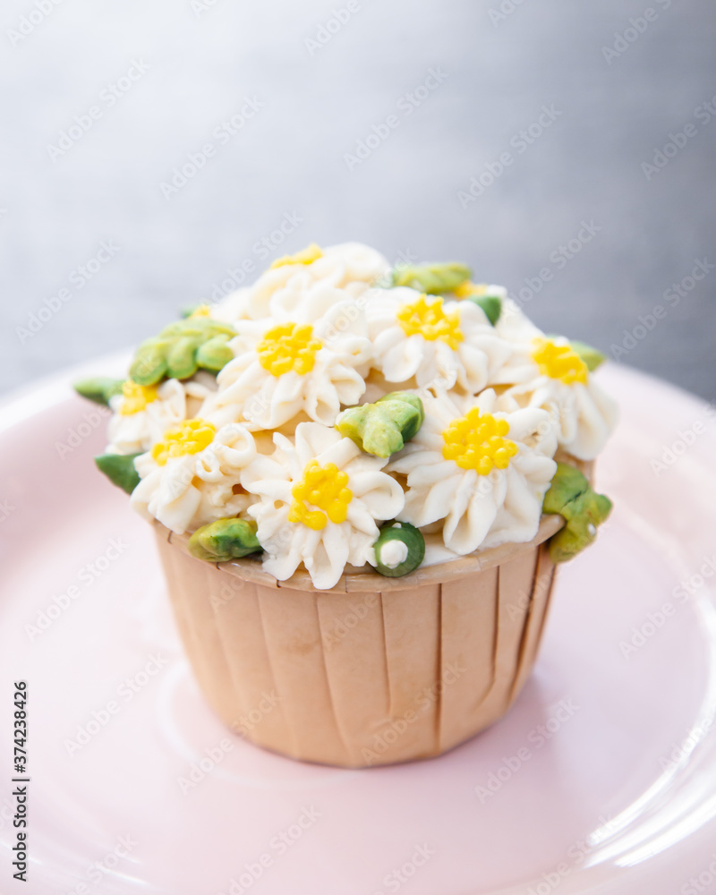 Beautiful flower cupcake for wedding, daisy Beautiful flower cupcake for wedding, daisy