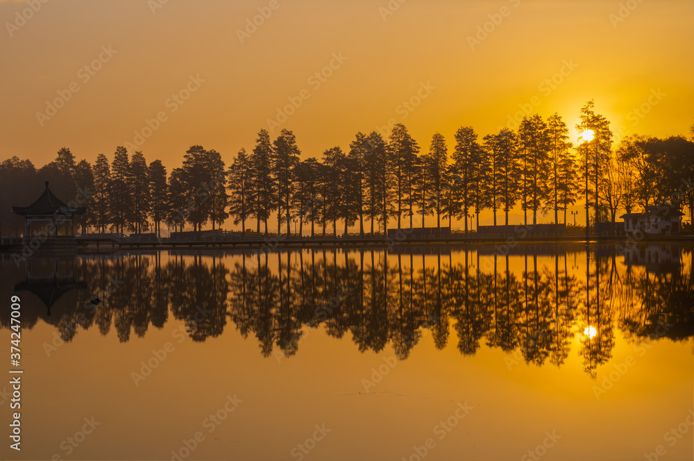 Fototapeta premium Hubei Wuhan East Lake Scenic Area Late Autumn Scenery
