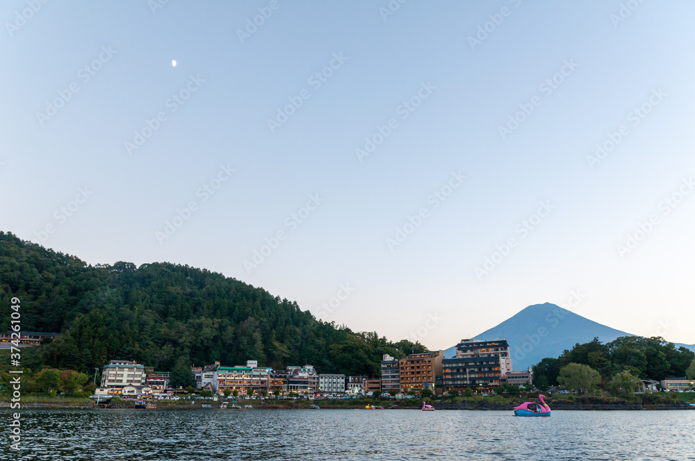 河口湖に浮かぶアヒルボートと富士山と月