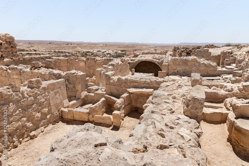 Obraz premium Shivta - a national park in southern Israel, includes the ruins of an ancient Nabatean city in the northern Negev.