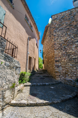 Le Barroux, village perché du Luberon en France.	 photo