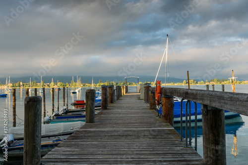 Anlegestelle und Boote am Ufer von Allensbach am Bodensee. Landkreis Konstanz, Baden-Württemberg, Deutschland