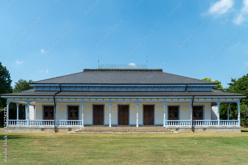 Fototapeta premium 青空の下の洋風建築