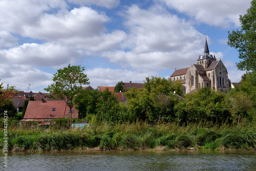 Fototapeta premium Church of Mareuil-sur-Ourcq village and Ourcq river in Seine et Marne country