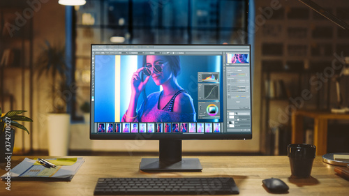 Foto Shot of a Desktop Computer in the Modern Office with Monitor Showing Photo Editing Software