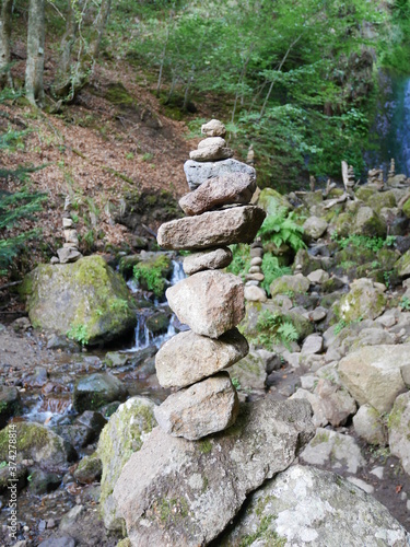 Cascade et kairn avec randonneurs photo