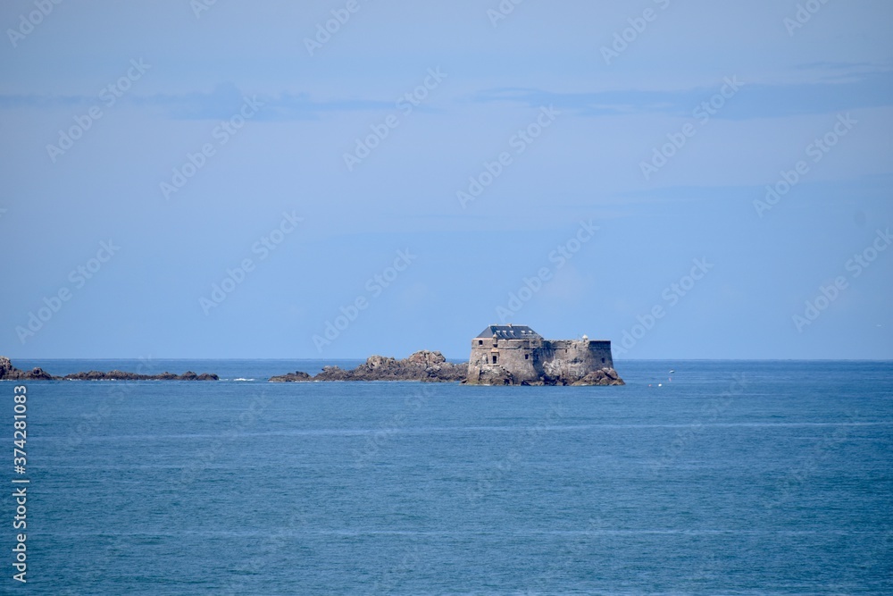Ein altes Fort auf einer Insel vor der Küste der Bretagne