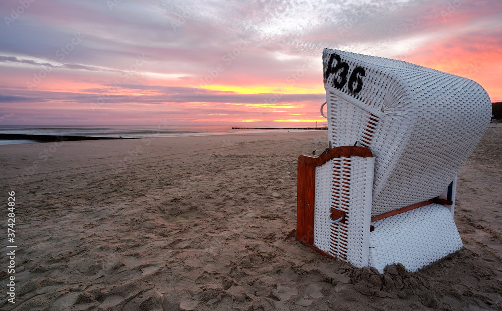 Plaża w Kołobrzegu, kolorowy wschód słońca,kosze plażowe.