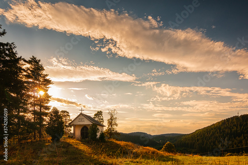 Abendstimmung über den sanften Hügeln des Erzgebirges. UNESCO Welterbe und Montanregion Erzgebirge im Sonnenuntergang. photo