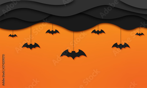 Hintergrund in Papierschnitt, Wolken und Fledermäuse hängen von der Decke. Orange/Schwarz Banner, Freisteller. Halloween