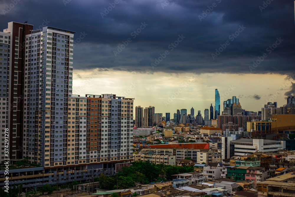 Fototapeta premium Panorama view of panoramic city views, overlooking a wide range of high-rise buildings, blurred breezes, residential distribution (condominiums, offices, expressways)