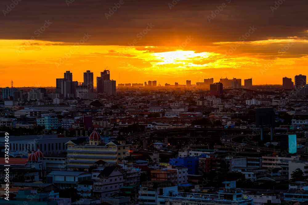Obraz premium Blurred abstract background view of the night sky, ambience surrounded by condominiums and street lighting, dispersion of accommodation in the capital.