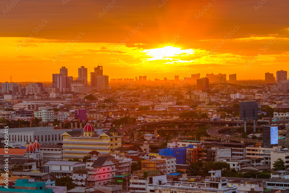 Fototapeta premium Panorama view of panoramic city views, overlooking a wide range of high-rise buildings, blurred breezes, residential distribution (condominiums, offices, expressways)