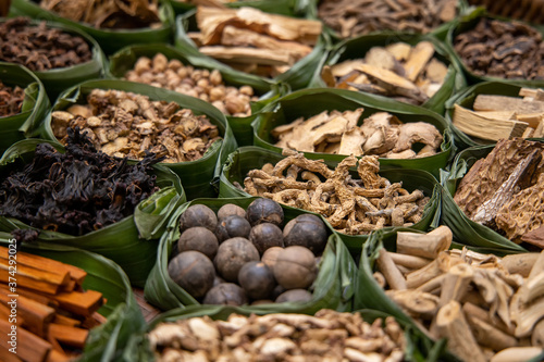 Quadro em tela Asian dried herbs for alternative medicine therapy