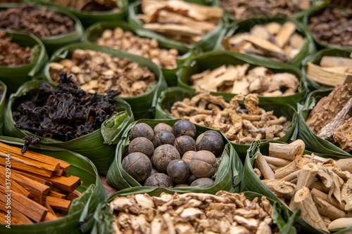 Obraz na plátně Asian dried herbs for alternative medicine therapy