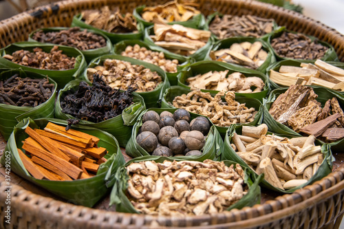 Fotografie Asian dried herbs for alternative medicine therapy