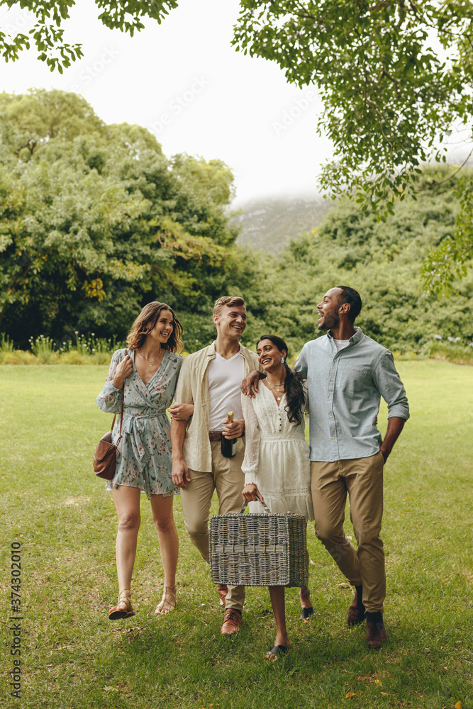 Obraz premium Friends on picnic at park