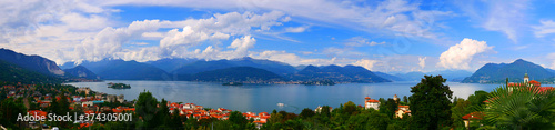 Stresa, Italien: Seepanorama des Lago Maggiore photo