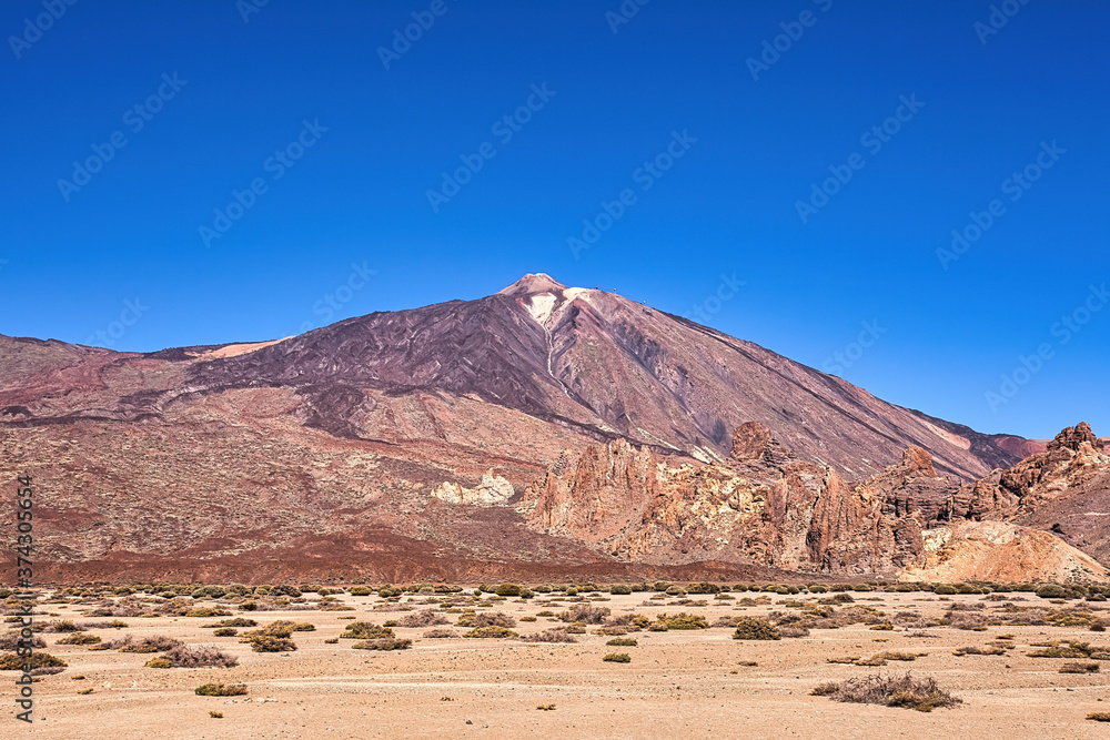 Auf der Kanareninsel Teneriffa ragt deren Wahrzeichen, der Pico del Teide in die Höhe