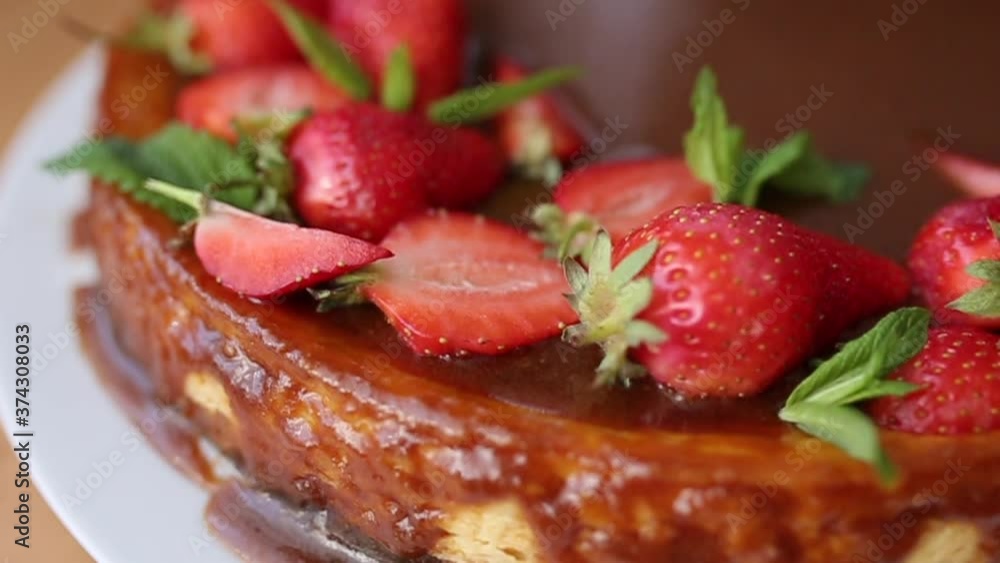 Delitious strawberry tart decorated with mint leaves on wooden table. Caramel glaze on top of tart. Vegan breakfast. Lactose and gluten free Delitious strawberry tart decorated with mint leaves on wooden table. Caramel glaze on top of tart. Vegan breakfast. Lactose and gluten free