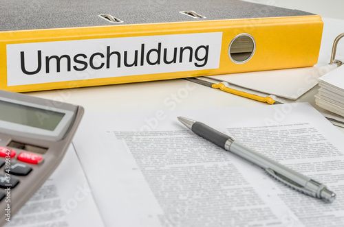 Aktenordner mit der Beschriftung Umschuldung