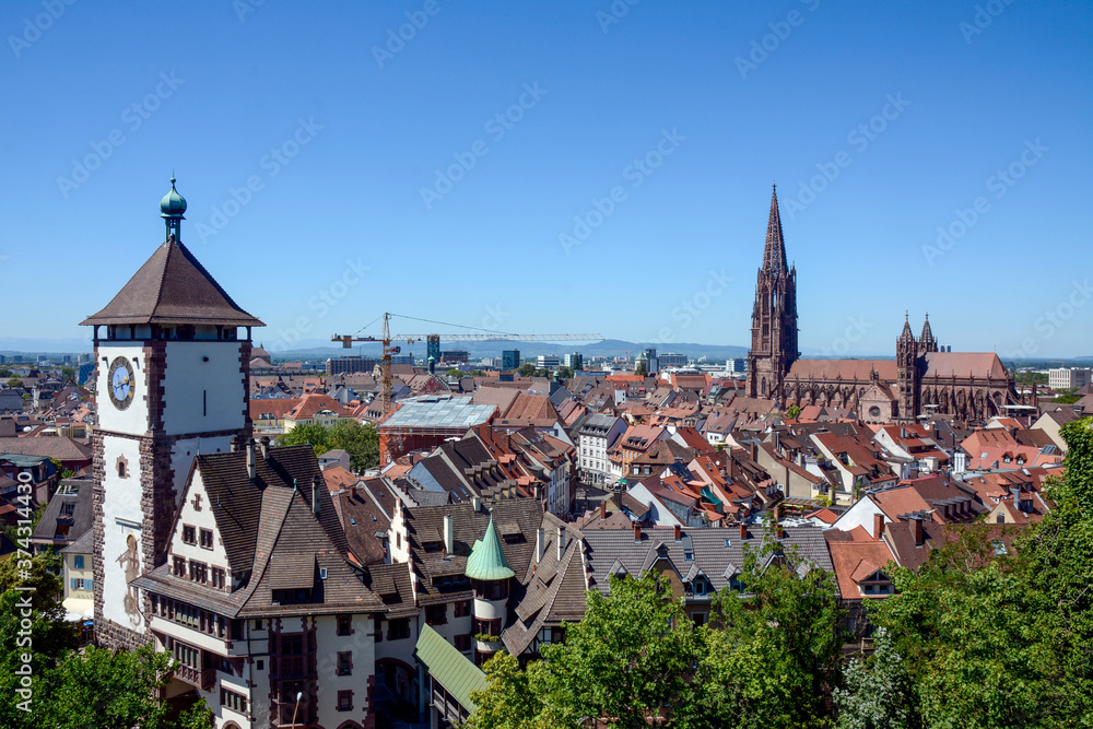 Freiburg, Altstadt: Blick auf das Münster und Schwabentor vom Schlossberg.© Endrik Baublies
