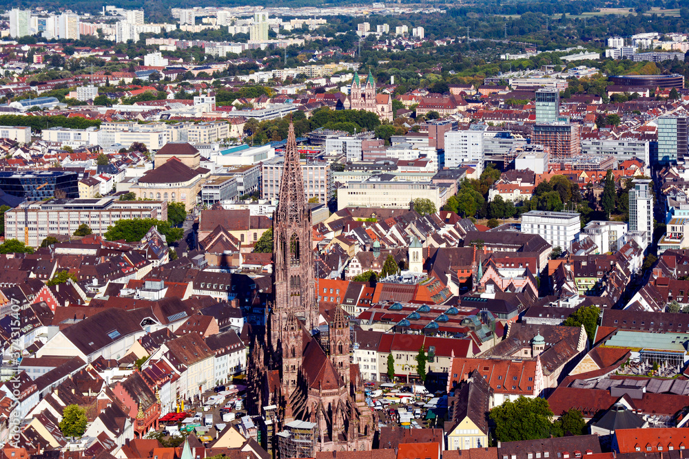 Freiburg, Altstadt: Blick auf das Münster vom Schlossberg.© Endrik Baublies