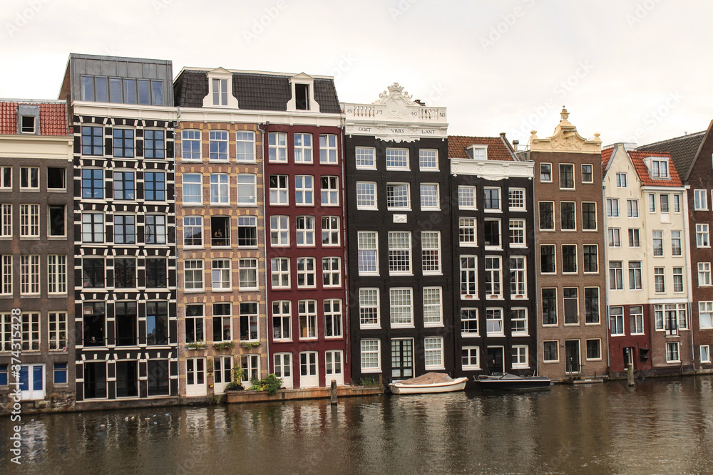 Typisch Amsterdam; Häuserzeile am Damrak (Wasserseite der Warmoesstraat)