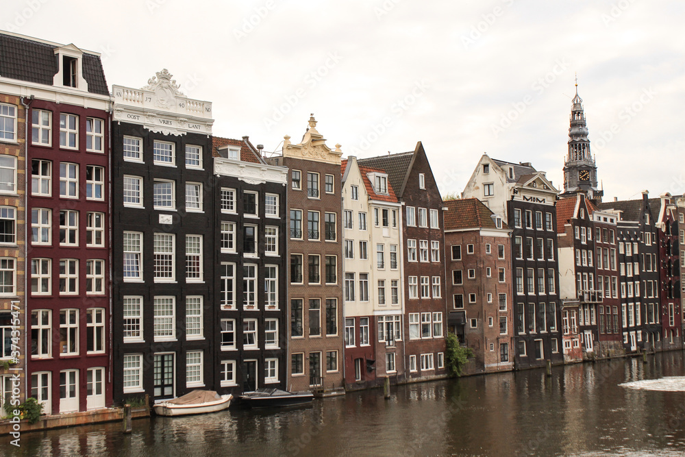 Romantisches Amsterdam; Häuserzeile am Damrak und Oude Kerk