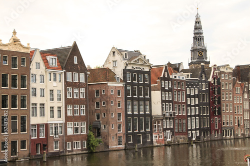 Romantisches Amsterdam; Häuserzeile am Damrak mit Oude Kerk