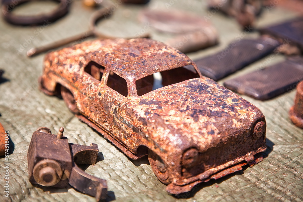 Altes Blechspielzeug auf einem Flohmarkt