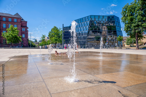 Freiburg, Platz der Alten Synagoge und Universitätsbibliothek..© Endrik Baublies