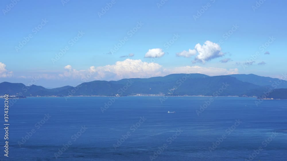 夏の瀬戸内海(香川県庵治町から小豆島方面を撮影)