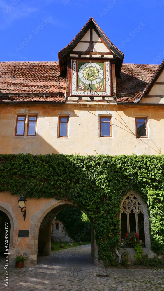 Innenhof des Klosters Bebenhausen im Schönbuch bei Tübingen mit Sonnenuhr