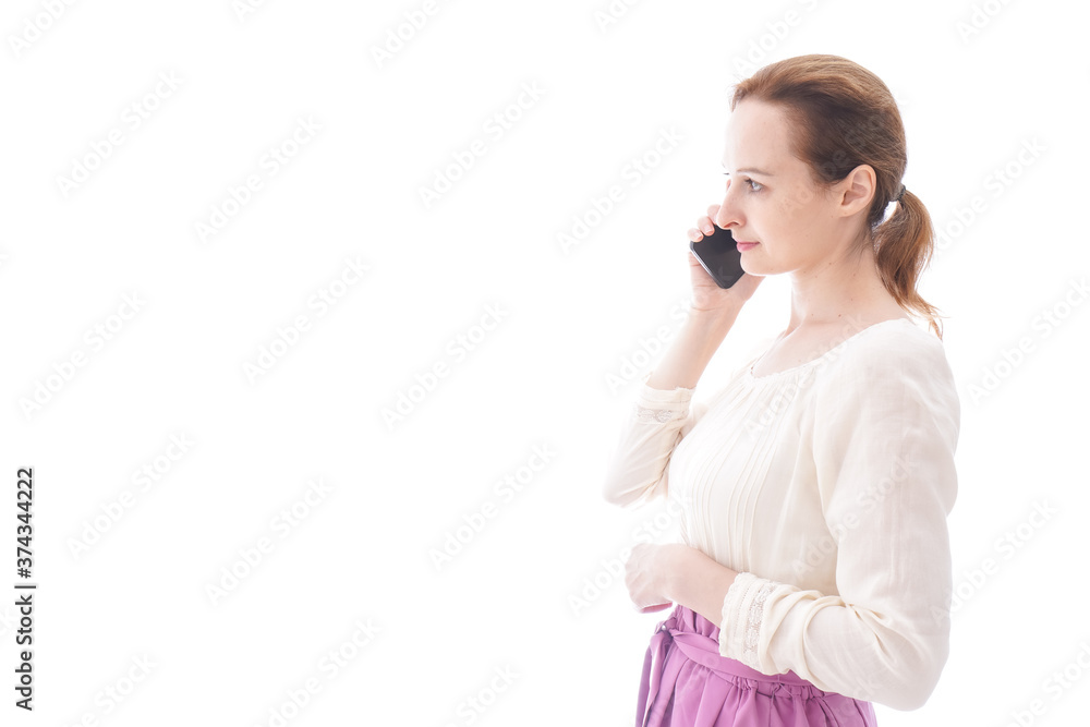 スマホで通話をする笑顔の若い女性