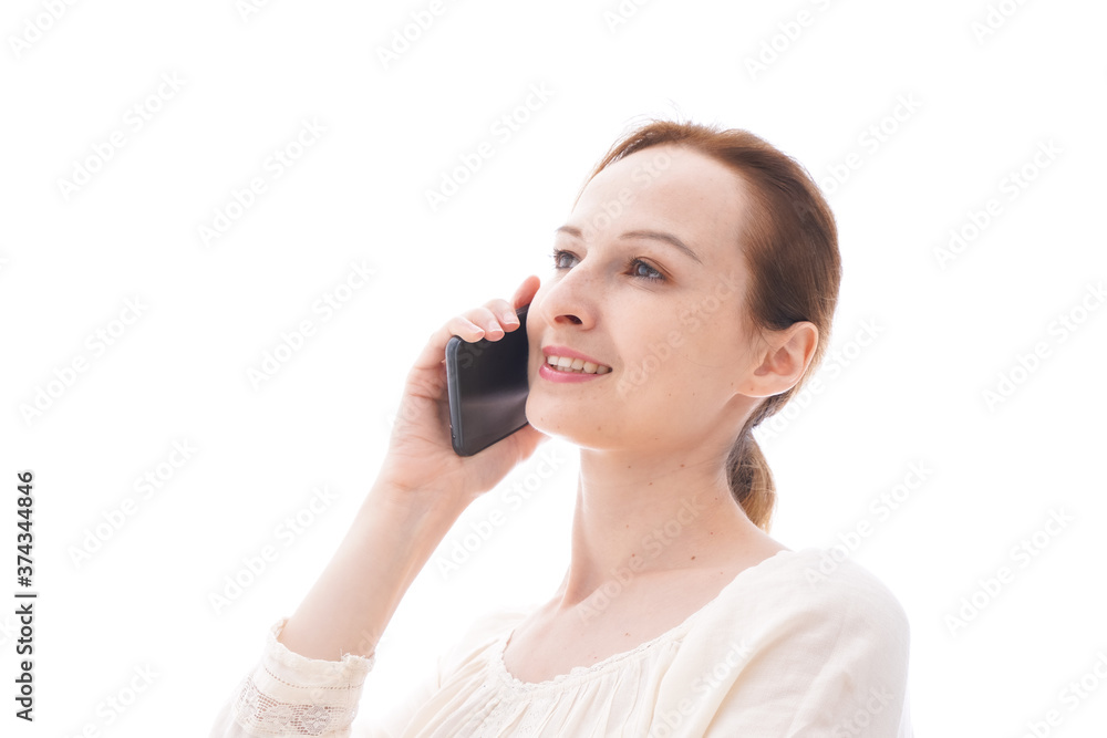 スマホで通話をする笑顔の若い女性 スマホで通話をする笑顔の若い女性