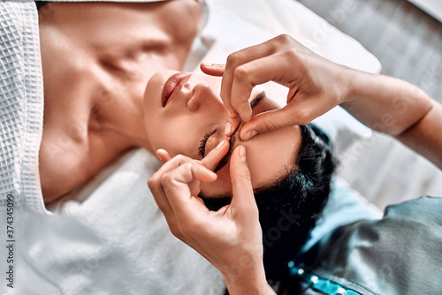 Manual sculpting facial buccal massage