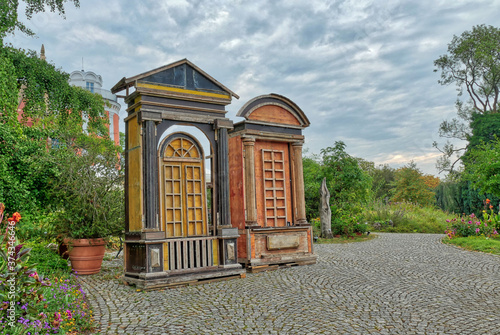 Alte Türen in einem botanischen Park in Wuppertal