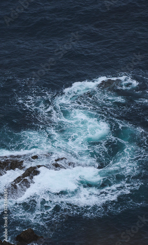 Oleaje en el mar con rocas.