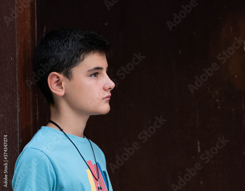 Adolescente al aire libre posando sobre una columna 