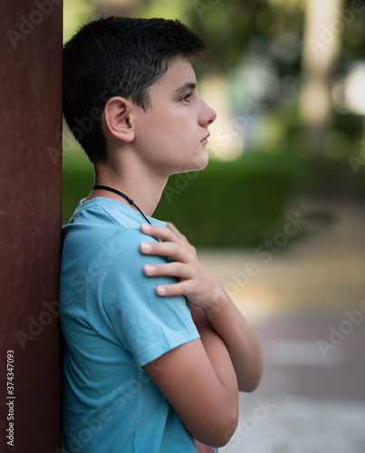 Adolescente al aire libre posando sobre una columna 