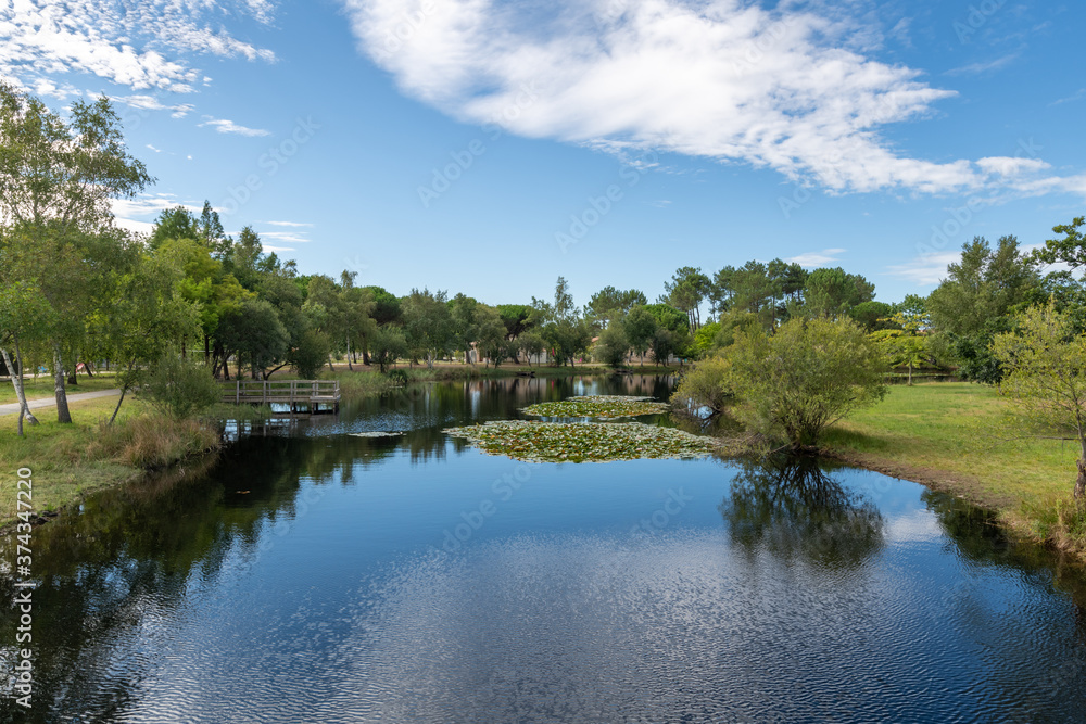 HOURTIN (Gironde, France), parc municipal de L'île aux enfants sur le lac d'Hourtin-Carcans