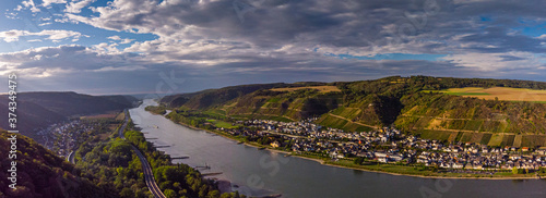 A hike along the Rhine with a view in late summer © Julia Hermann