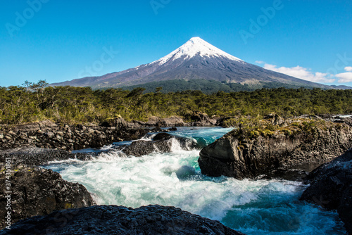 Saltos de Petrohue mit dem Vulkan Osorno, Chile 