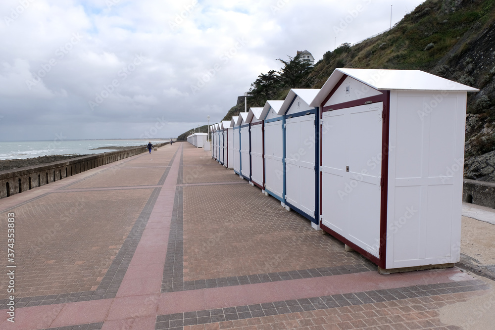 Promenade du Plat Gousset et ses cabines de plage à Granville en Normandie Promenade du Plat Gousset et ses cabines de plage à Granville en Normandie