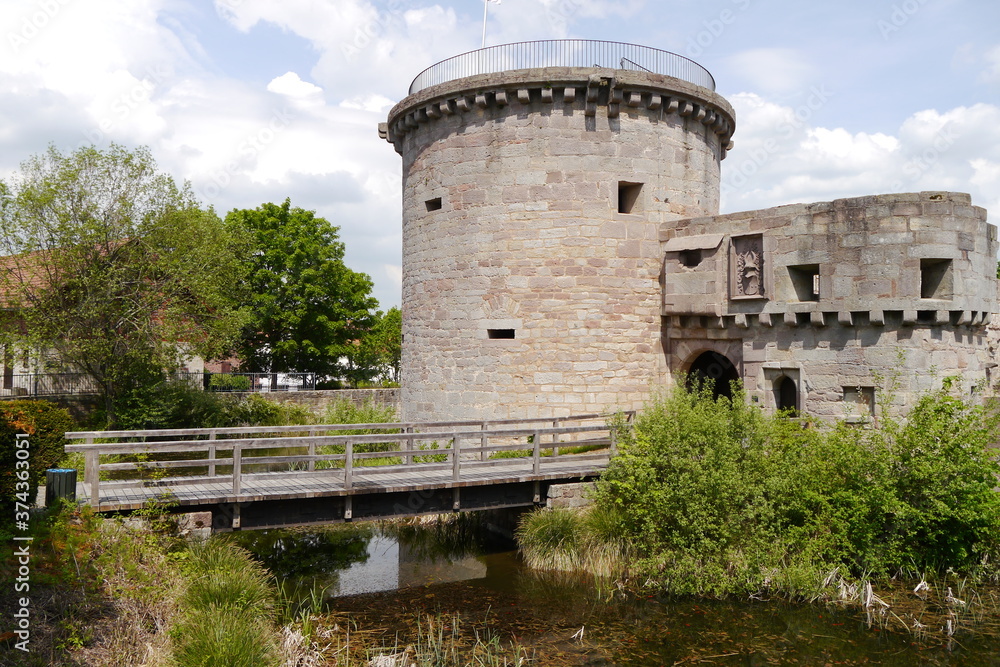 Wasserburg Friedewald in Hessen mit Wassergraben und Rundtürmen Wasserburg Friedewald in Hessen mit Wassergraben und Rundtürmen