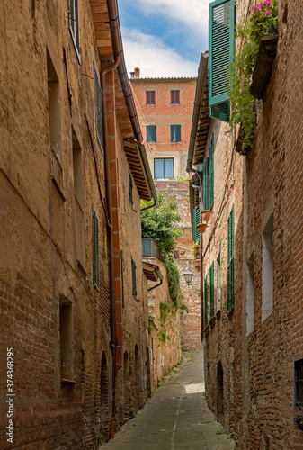 Enge Stra  e in der Altstadt von Montepulciano in der Toskana in Italien 