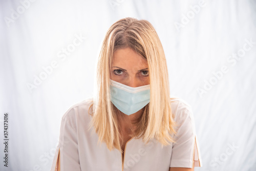 infermiera con mascherina anti covid19